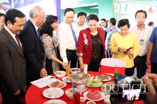 Chủ tịch Quốc hội Nguyễn Thị Kim Ngân cùng các đại biểu tham quan gian hàng tại Hội chợ